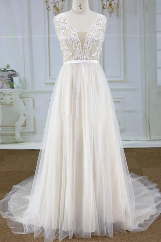 Chic Lace Chapel Train Tulle A-line Wedding Dress