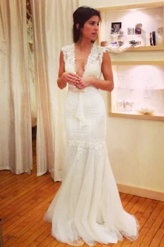 Chic Applique Tulle V-neck Sleeveless Mermaid Wedding Dress